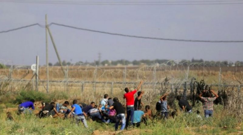 Des gazaouis près de la clôture israélienne