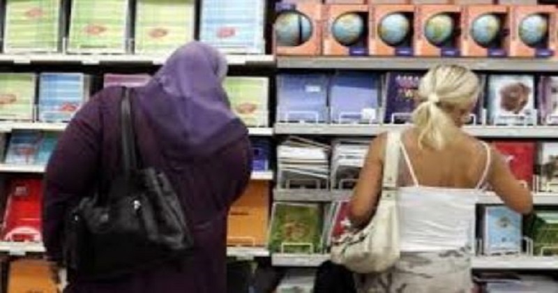 Femme voilée au supermarché