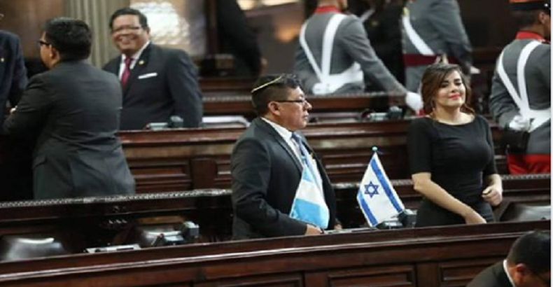 Guatemala: Un député non-juif met une Kippa et sort un drapeau d&rsquo;Israël