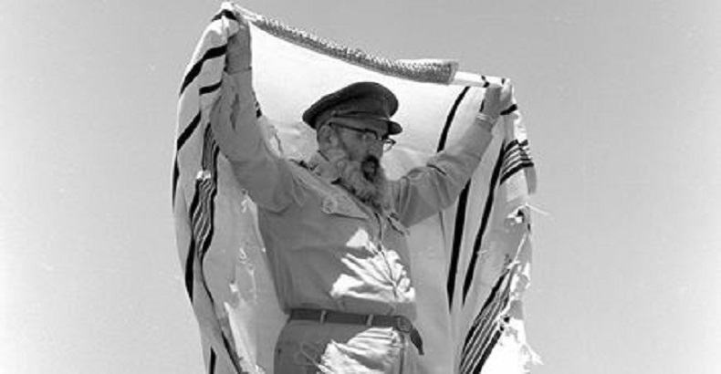 Le rabbin Goren revêt son Talith