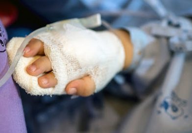 Un prisonnier a coupé le doigt d&rsquo;un policier……en le mordant !